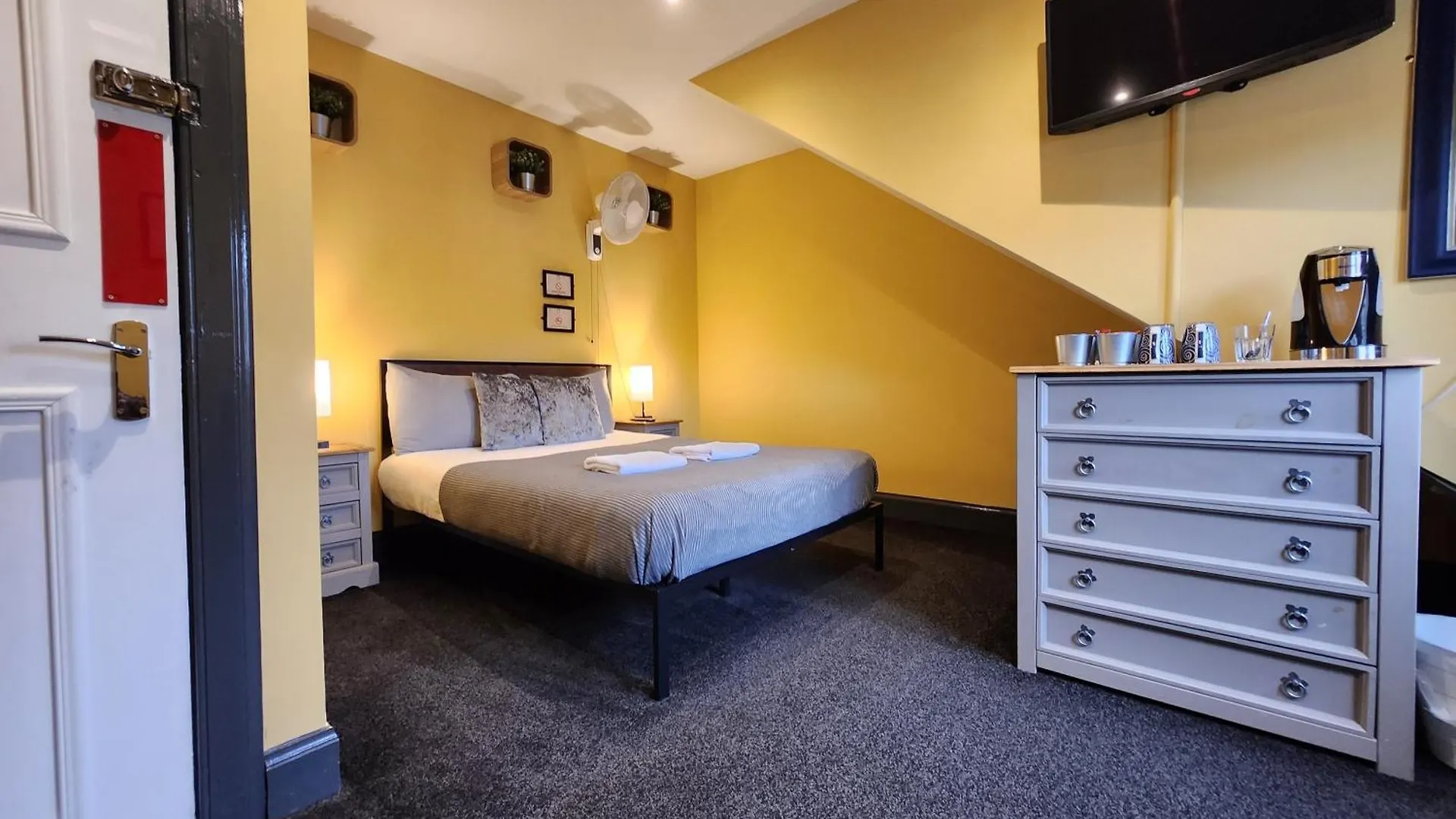Frederick Douglass - Rooms In The City Edinburgh Guest house