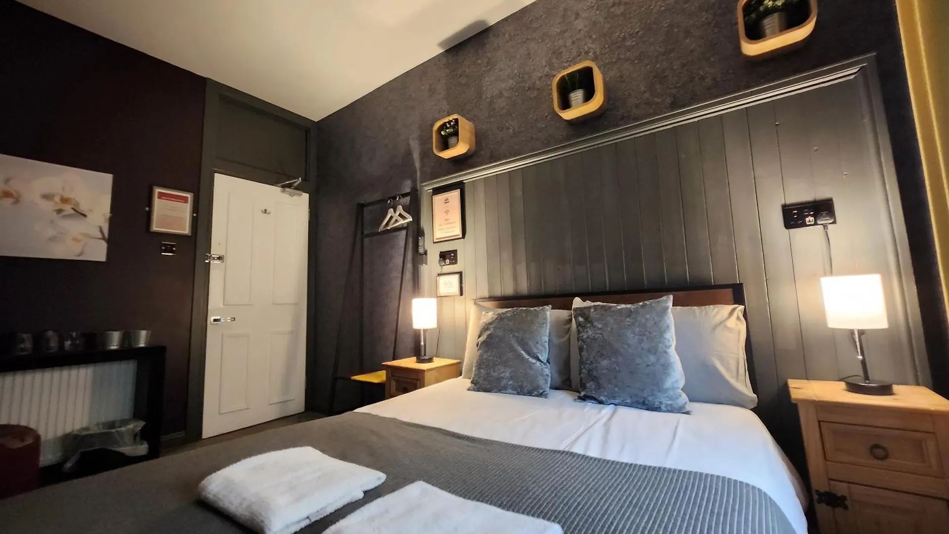 Frederick Douglass - Rooms In The City Edinburgh Guest house